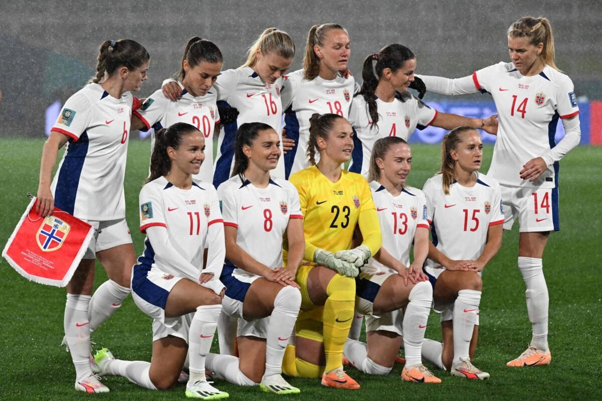 Atacante da Noruega sente dor e é substituída segundos antes