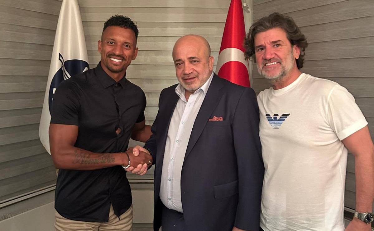 Atacante português Nani assina com clube turco Adana Demirspor