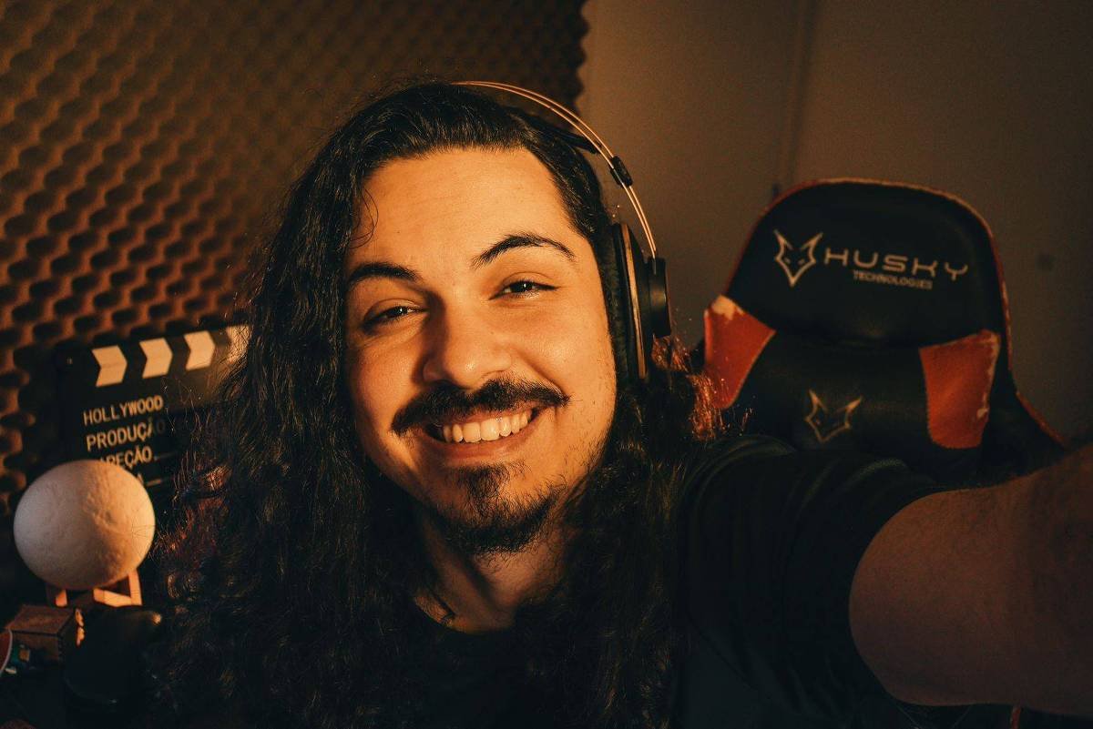 Ator e youtuber faz sucesso dublando polêmicas do futebol -