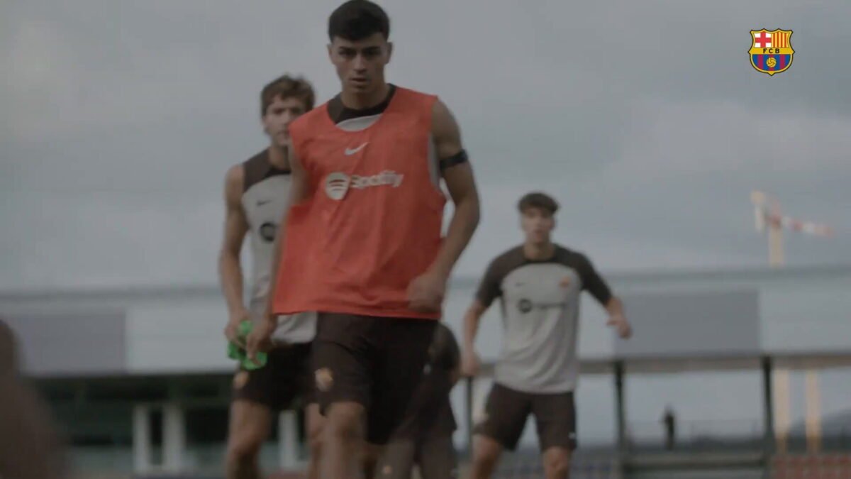 Barcelona treina de manhã para evitar forte calor no verão