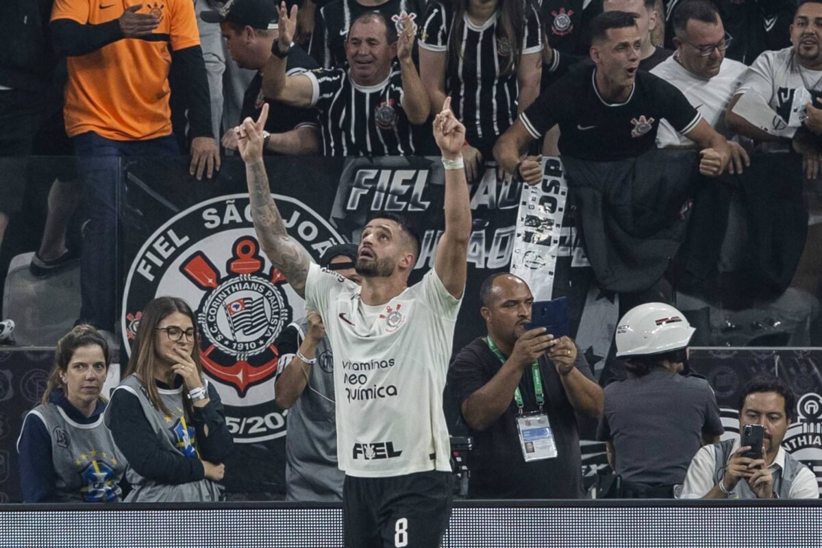 Com 2 de Renato Augusto, Corinthians derrota o São Paulo