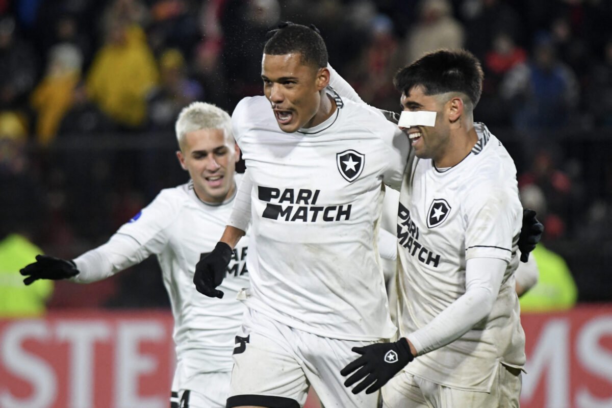 Com Textor na arquibancada, Botafogo vence o Patronato pela ida