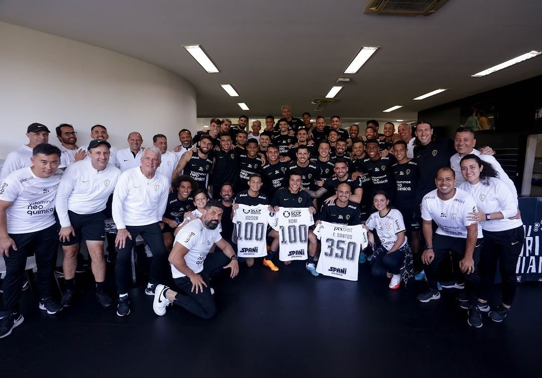 Corinthians presta homenagem para trio por completar marcas históricas