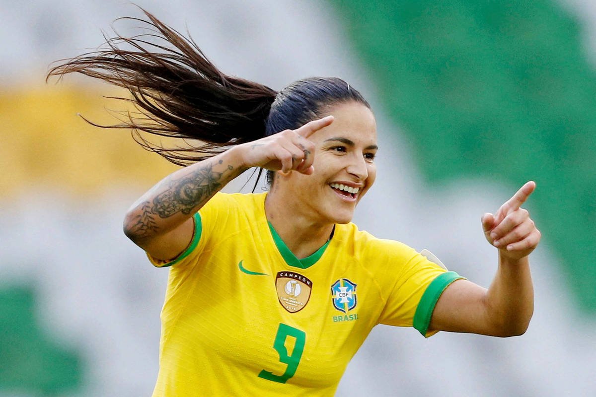 Debinha: conheça a jogadora da seleção feminina do Brasil -