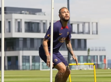 Em fase final de recuperação, Neymar volta a treinar com