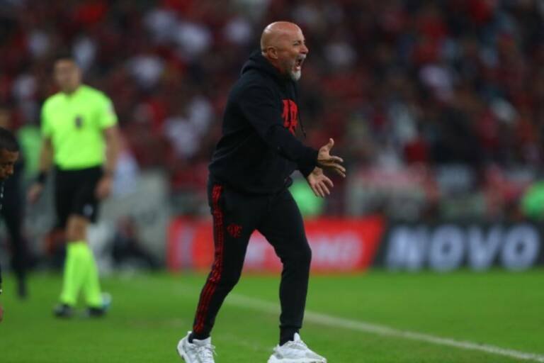 Em pronunciamento após confusão, Sampaoli não critica preparador e esquenta