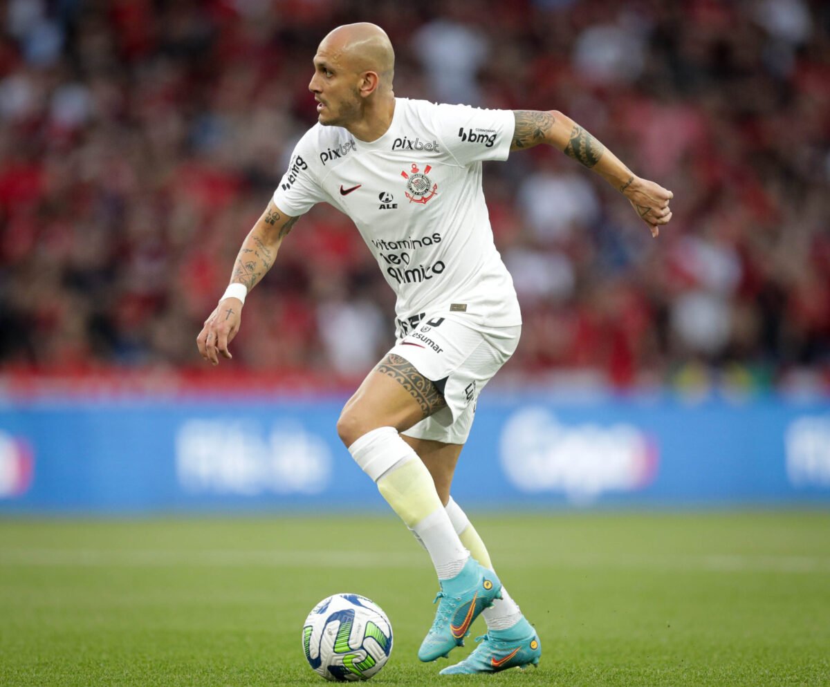 Fábio Santos elege partida preferida pelo Corinthians e comemora 350