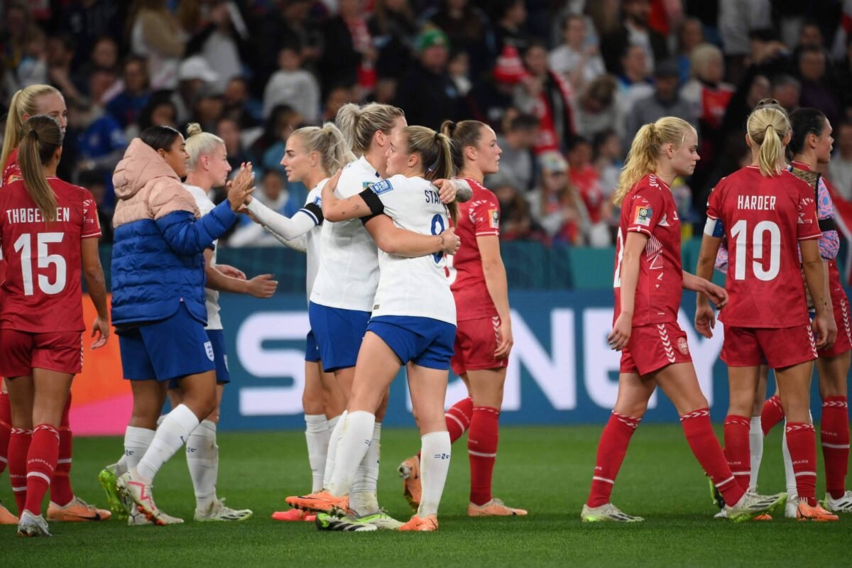 Inglaterra vence Dinamarca encaminha vaga, mas vê estrela do time