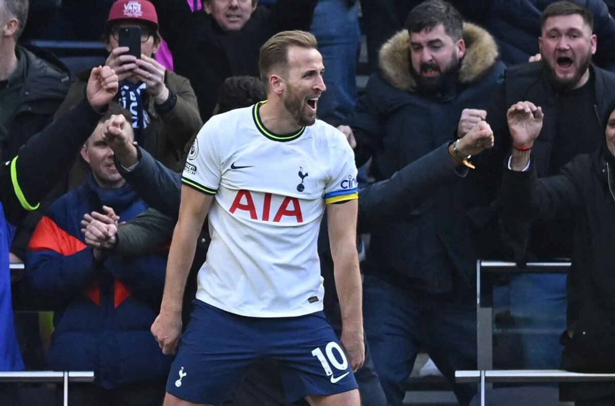 Kane está "totalmente comprometido" com o Tottenham, diz treinador