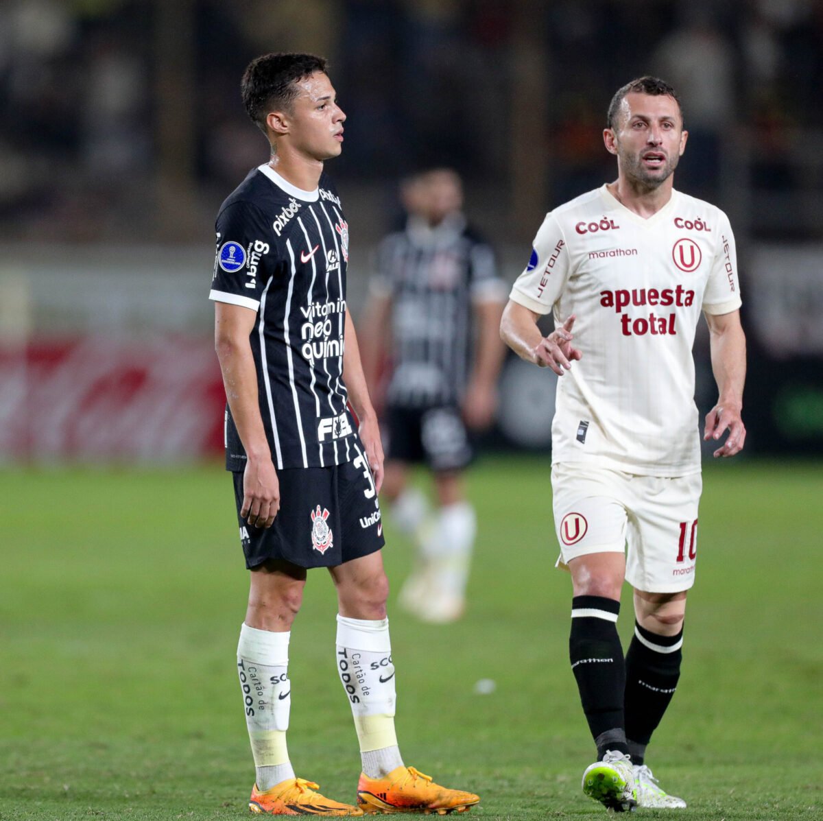 Meia do Corinthians protesta após expulsão contra Universitario: "Sigo sem