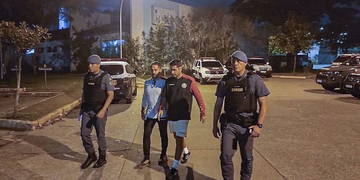 Preparador físico uruguaio é preso por racismo em jogo do