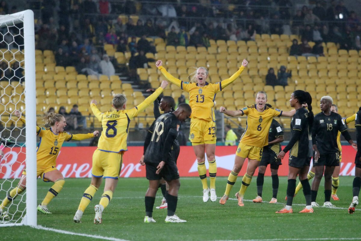 Suécia vence a África do Sul com gol de virada