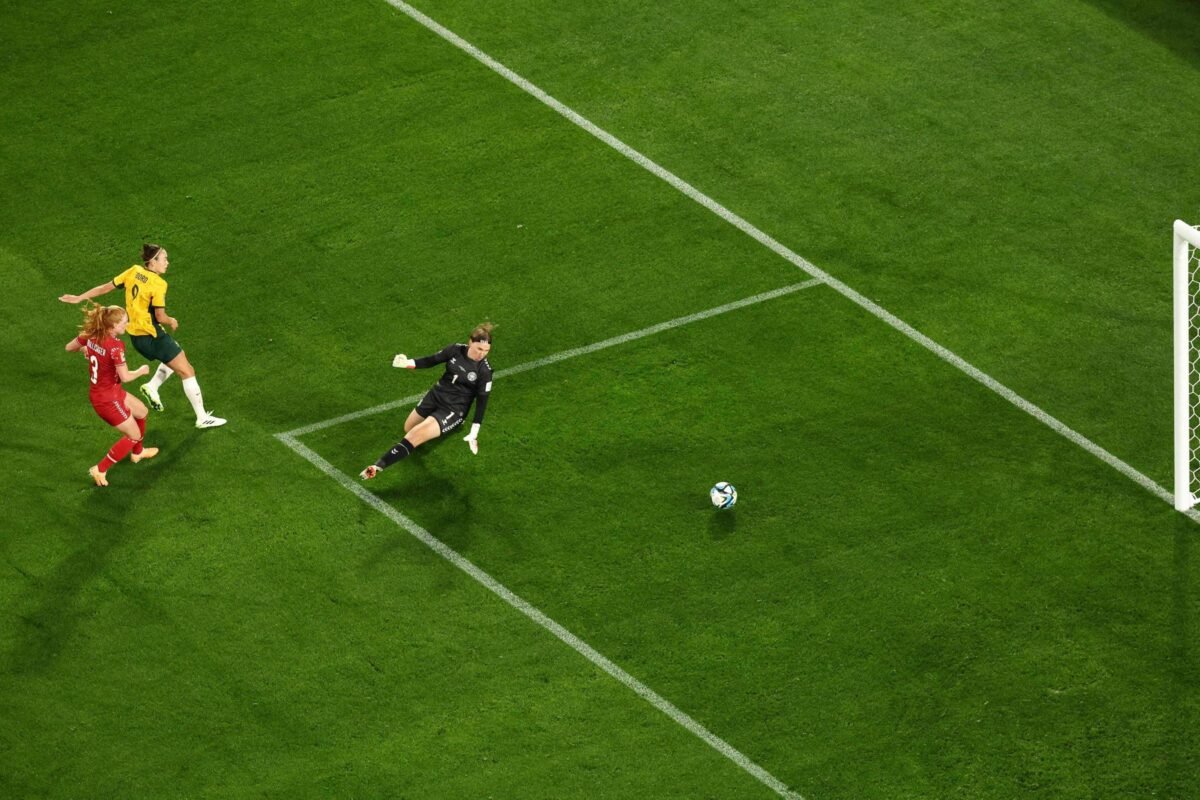 Austrália supera a Dinamarca e avança às quartas de final