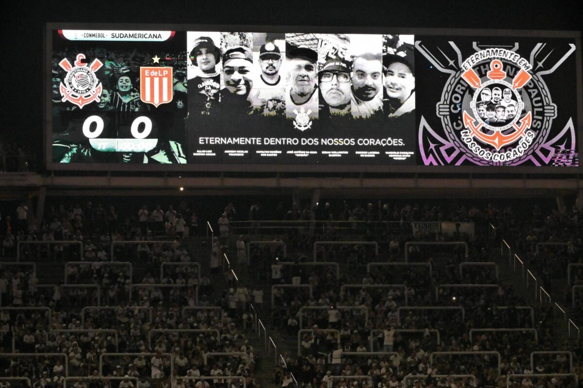 Corinthians faz homenagens a vítimas de acidente - 22/08/2023 -