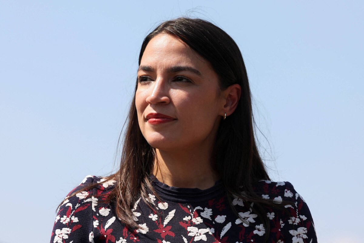 Delegação integrada por Ocasio-Cortez desembarca no Brasil - 14/08/2023 -