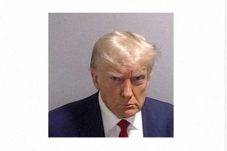 Donald Trump volta ao X com foto de fichamento em