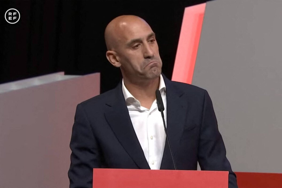 Fifa suspende cartola espanhol por beijo em jogadora campeã do