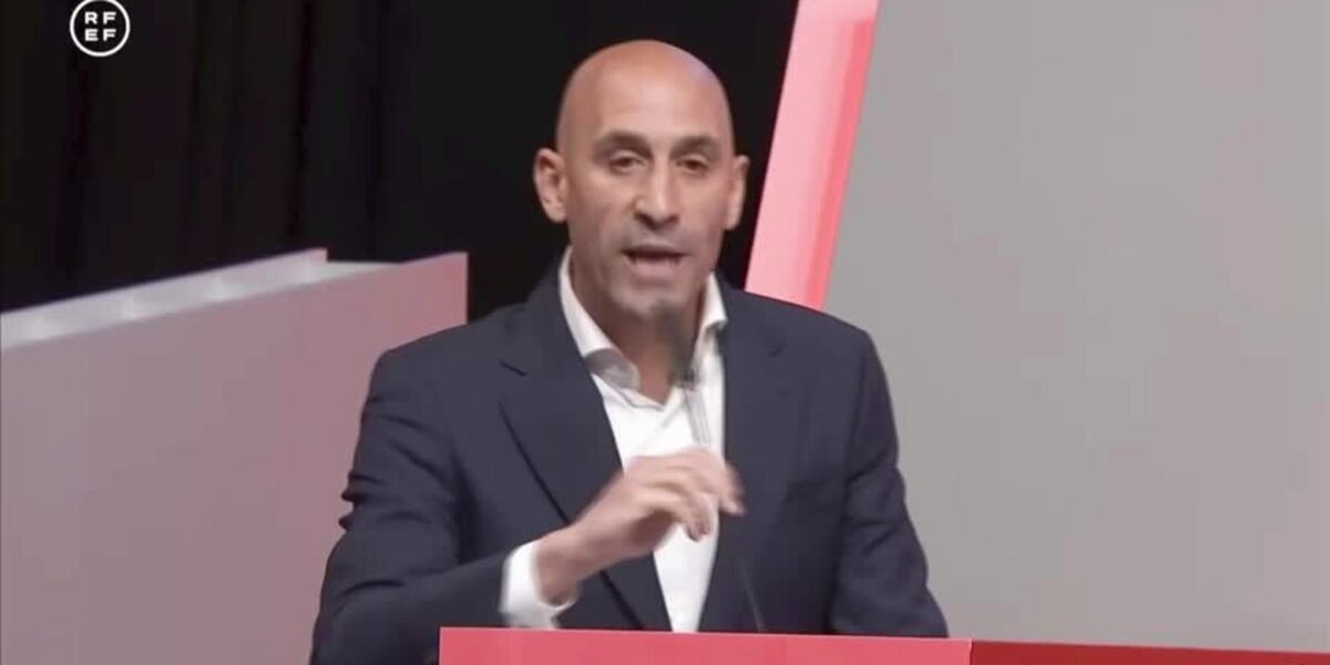 Fifa suspende dirigente espanhol após beijo na final da Copa