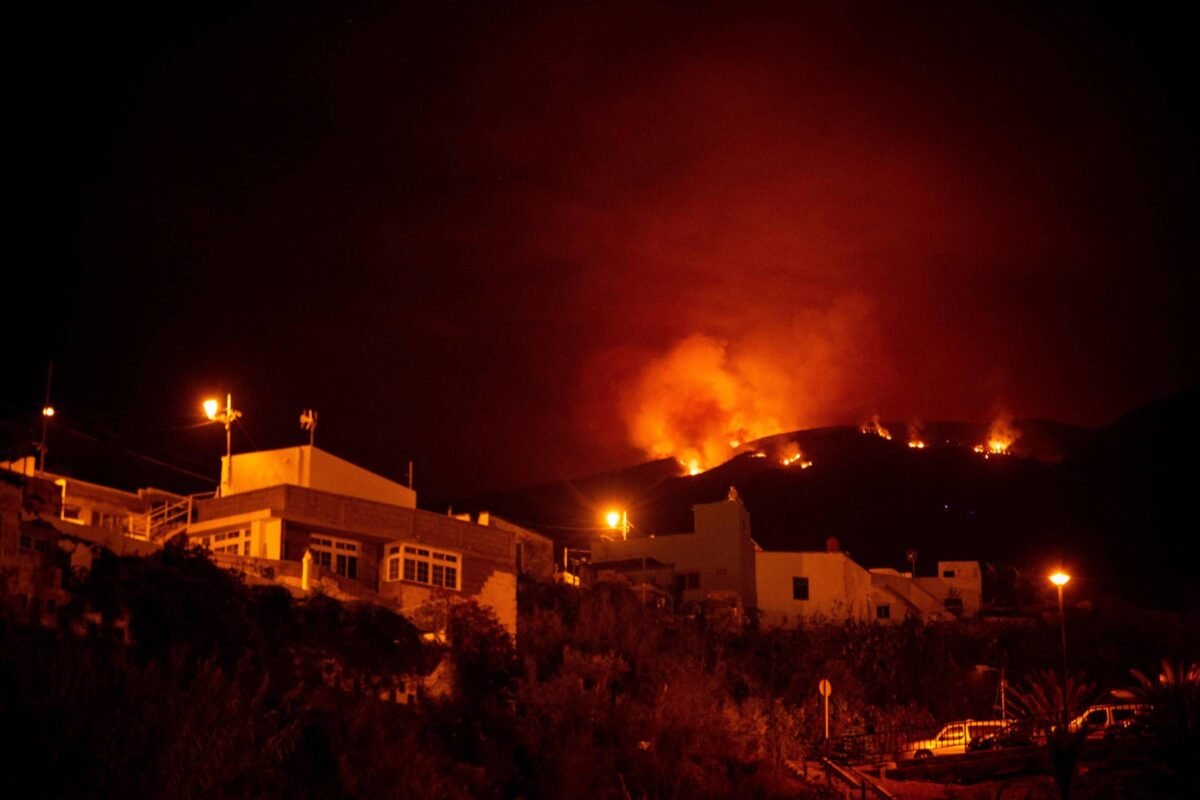 Incêndio em Tenerife força retirada de 26 mil pessoas -