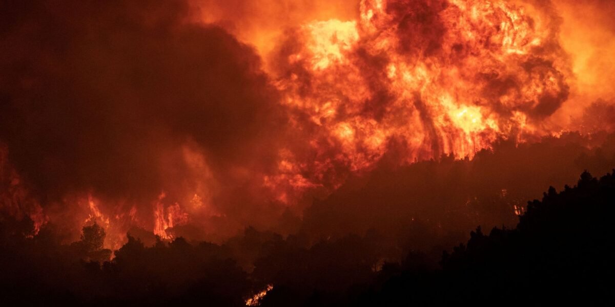 Incêndio florestal na Grécia é o "maior em solo europeu