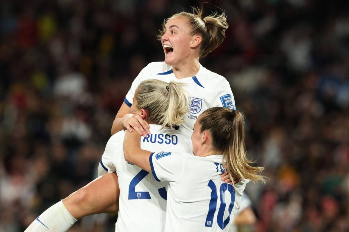 Inglaterra vence Colômbia de virada e vai à semifinal -