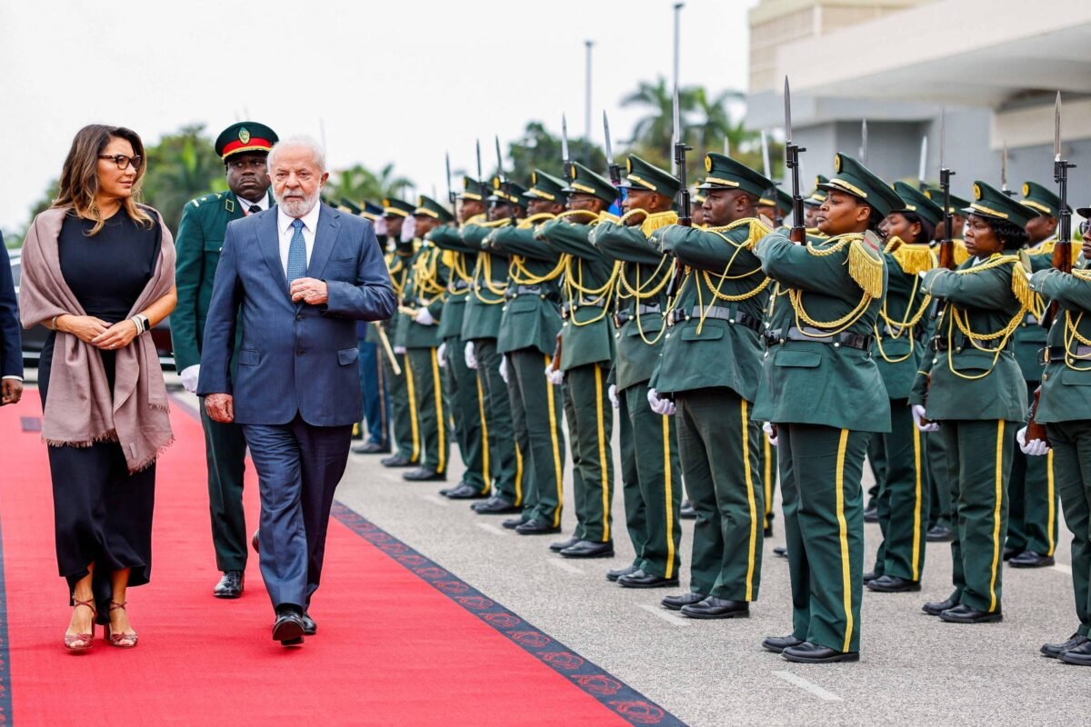 Lula assina acordos em Angola e critica governo Bolsonaro -