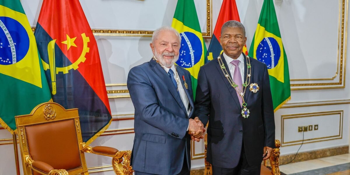 Lula recebe condecoração em Luanda
