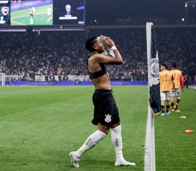 Mesmo com vantagem, Wesley diz que Corinthians pretende "ir para