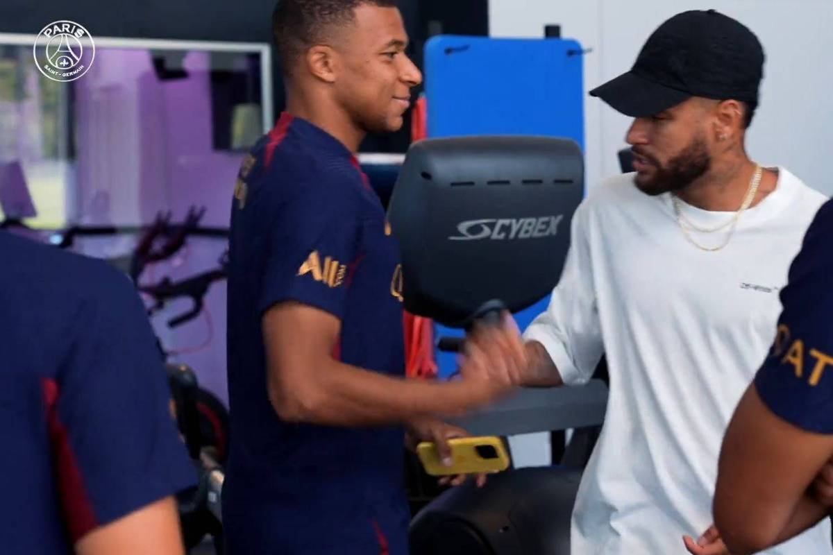 Neymar se despede de Mbappé e jogadores do PSG -