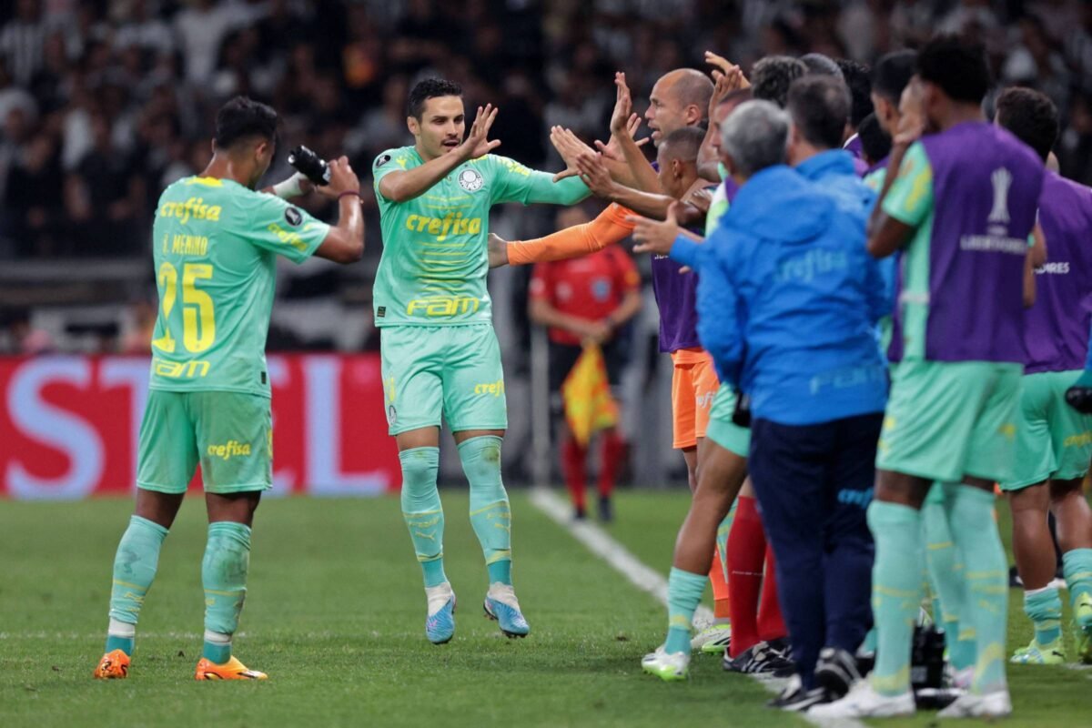 Palmeiras sai na frente do Atlético em disputa por vaga