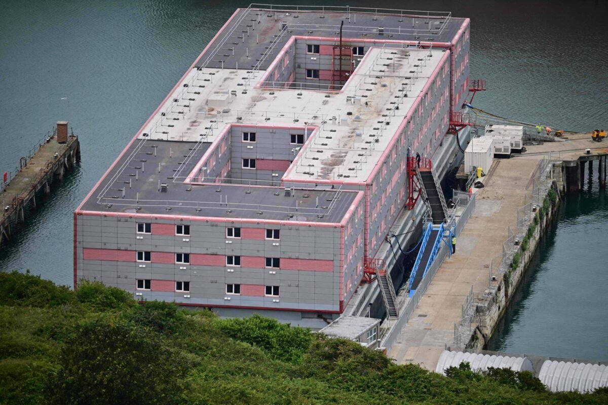 Reino Unido coloca 1º grupo de refugiados em barca -