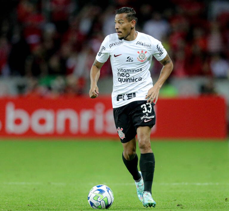 Ruan Oliveira engata sequência como titular no Corinthians e ganha