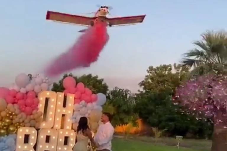Avião cai em chá de revelação no México; veja vídeo