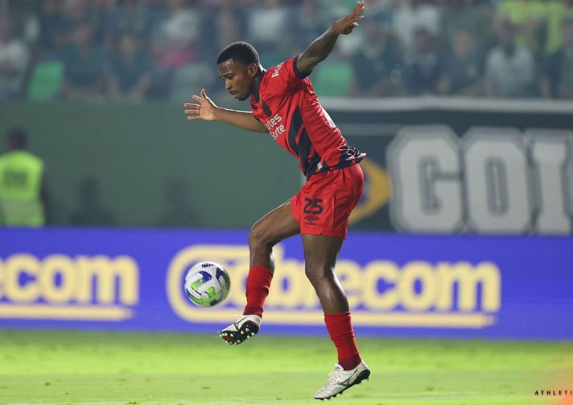 Brasileiro: Goiás arranca empate com o Athletico-PR na Serrinha