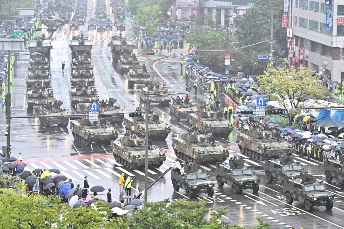 Coreia do Sul faz maior desfile militar da década -