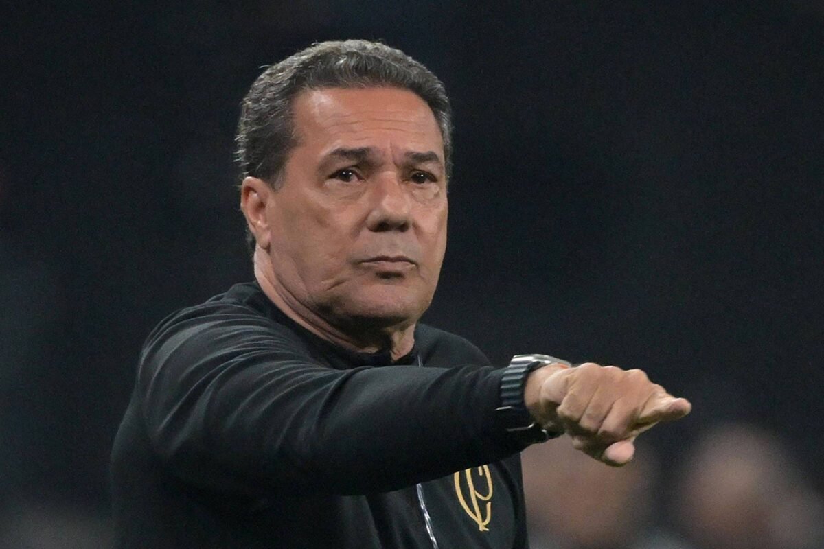 Corinthians anuncia saída de Vanderlei Luxemburgo - 27/09/2023 - Esporte