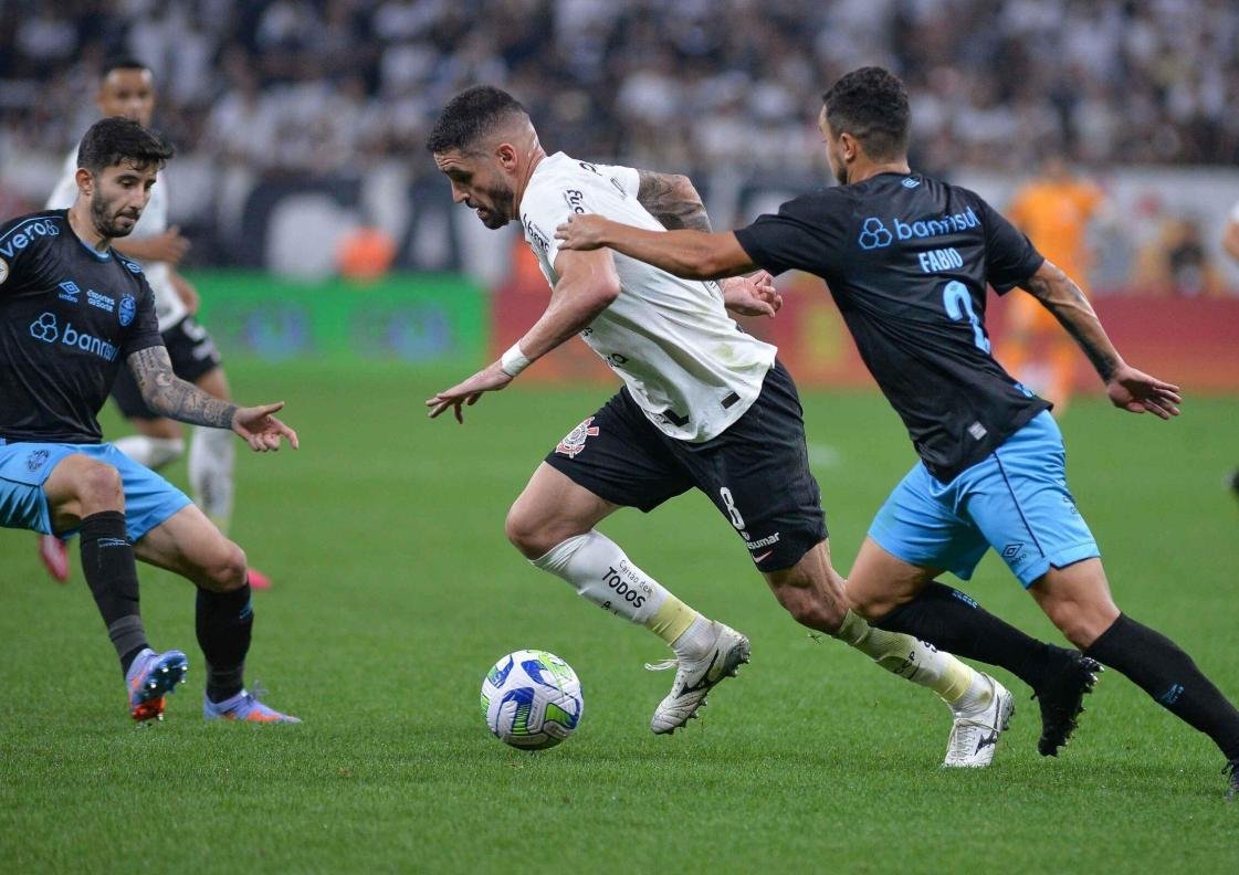 Corinthians e Grêmio empatam em jogo com oito gols