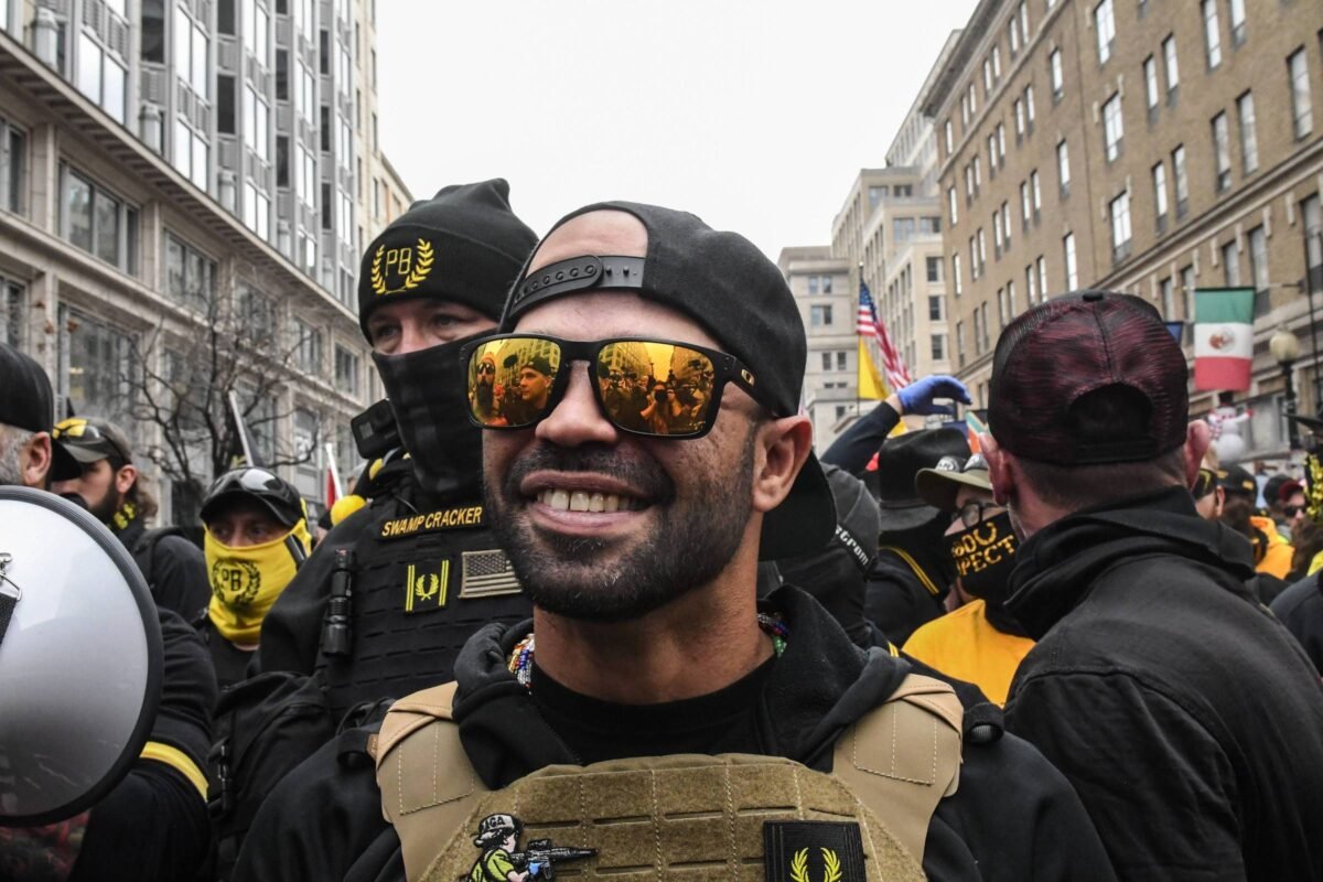 EUA: líder do Proud Boys é condenado a 22 anos