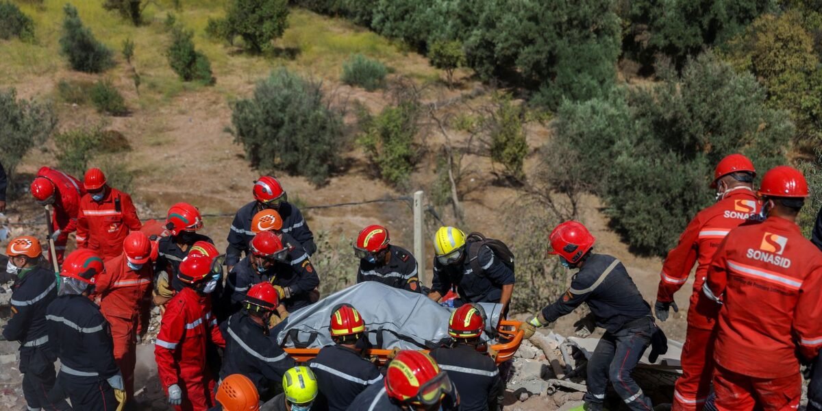 Equipes de quatro países auxiliam no resgate de vítimas no