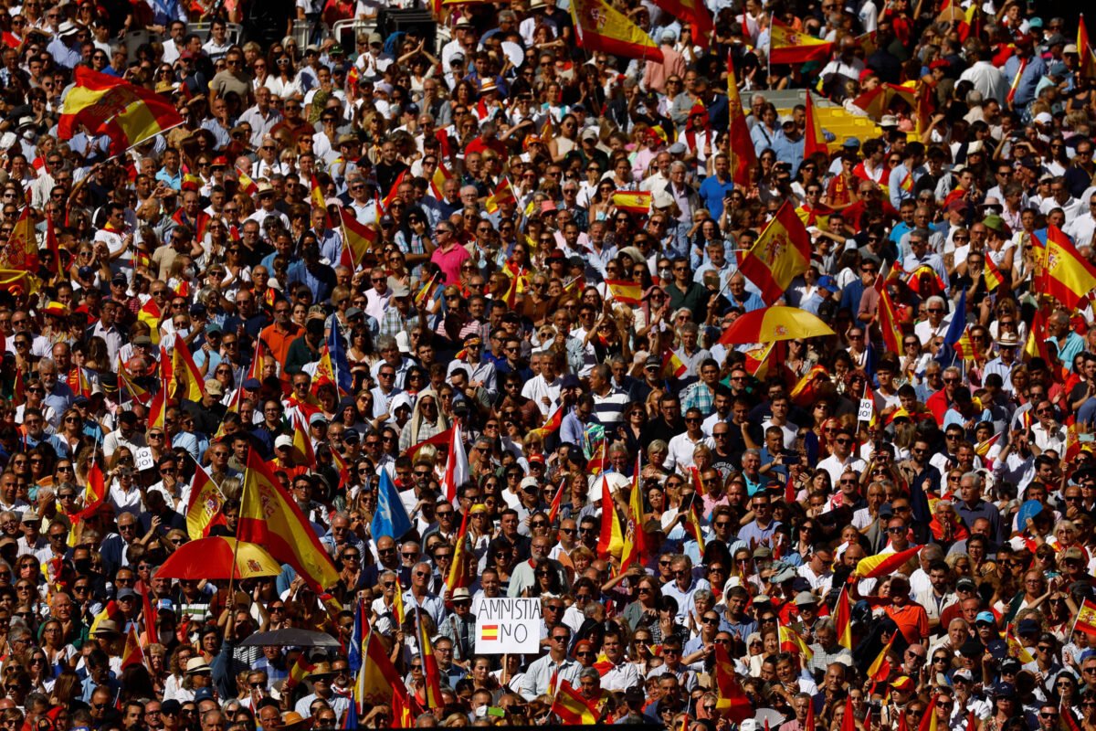 Espanha: Milhares protestam contra anistia para catalães - 24/09/2023 -