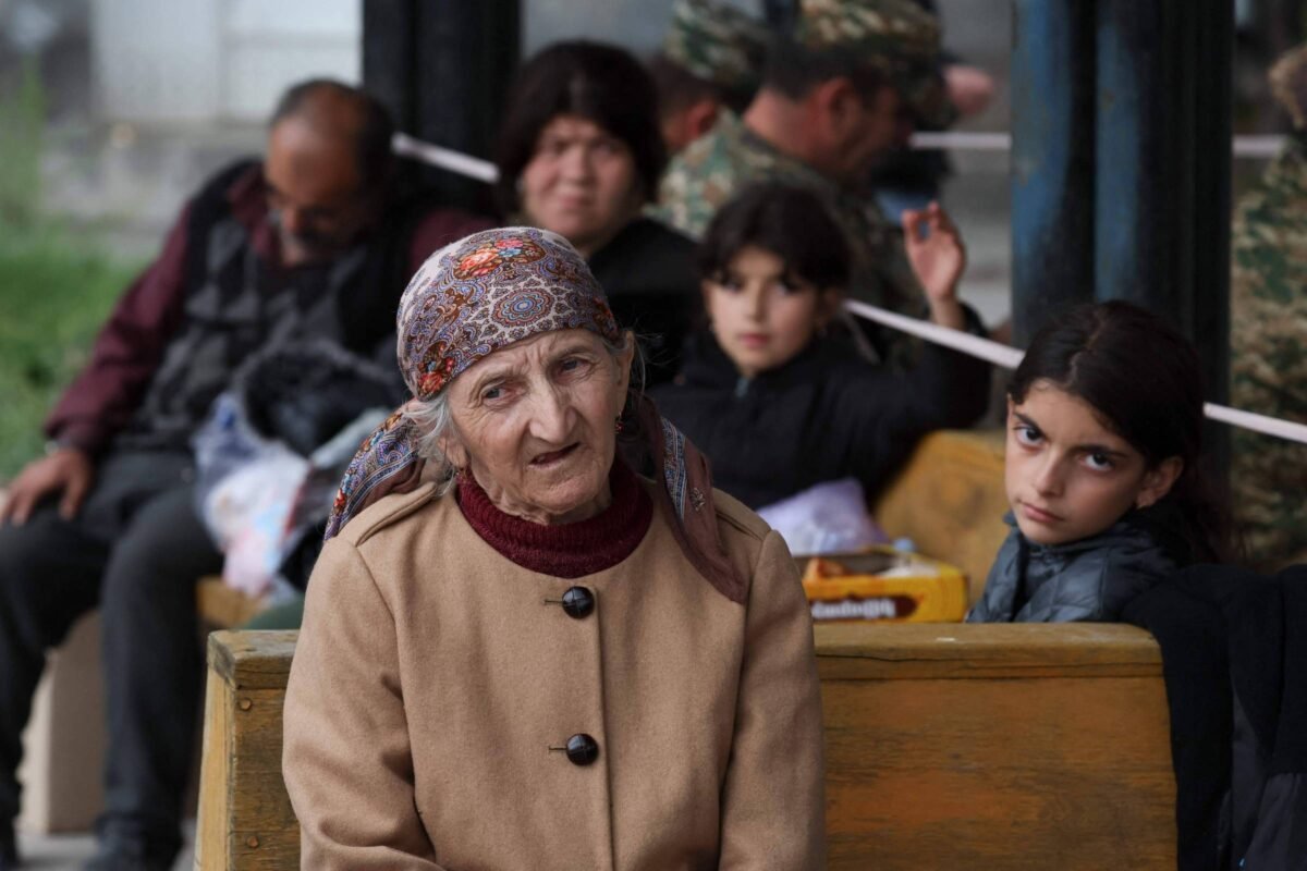 Êxodo de área armênia no Azerbaijão gera crise humanitária -