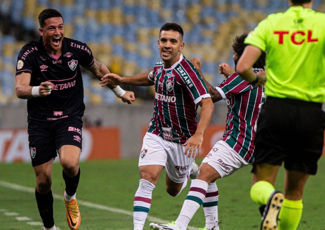 Fluminense bate Cruzeiro com golaço de falta de Leo Fernández