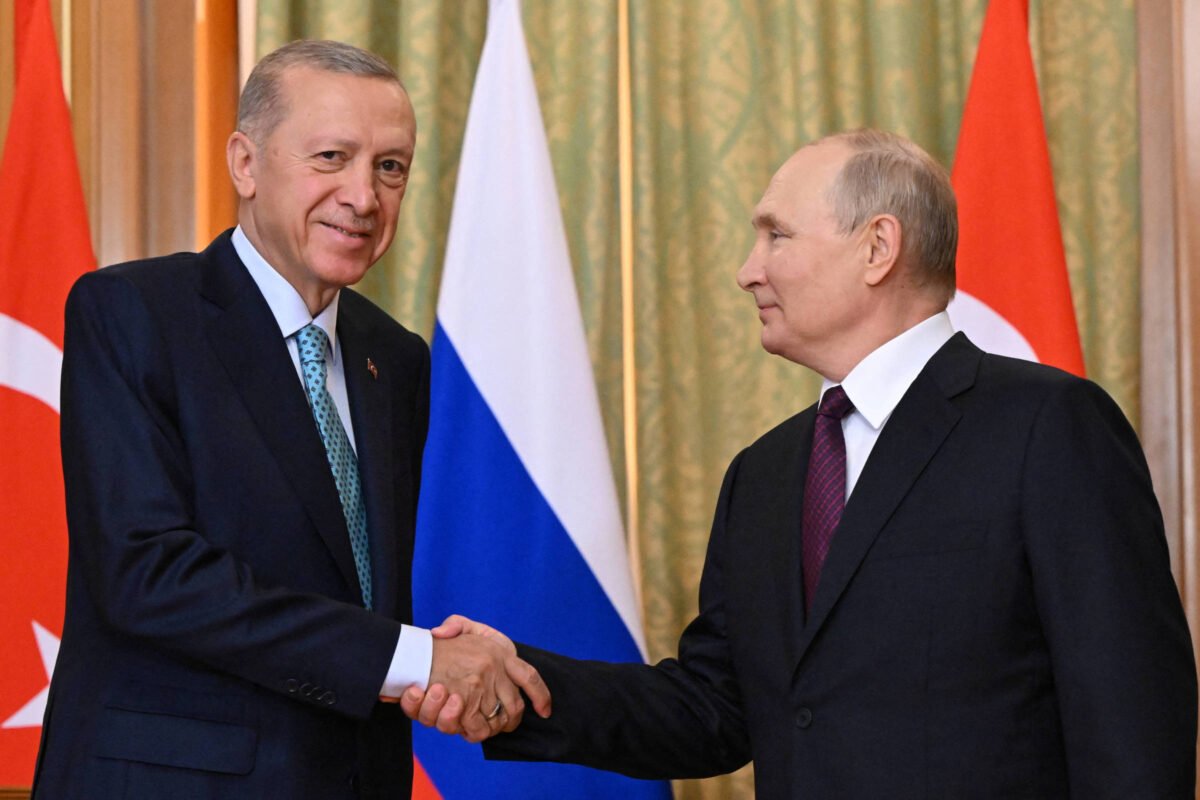 Guerra da Ucrânia: Erdogan apoia Putin em acordo de grãos