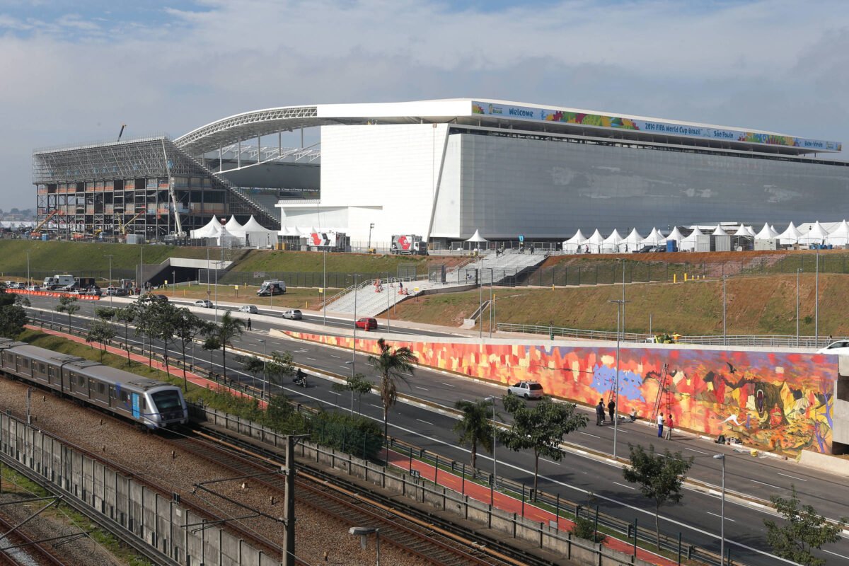 Jovem morre ao encostar em poste em frente ao Corinthians