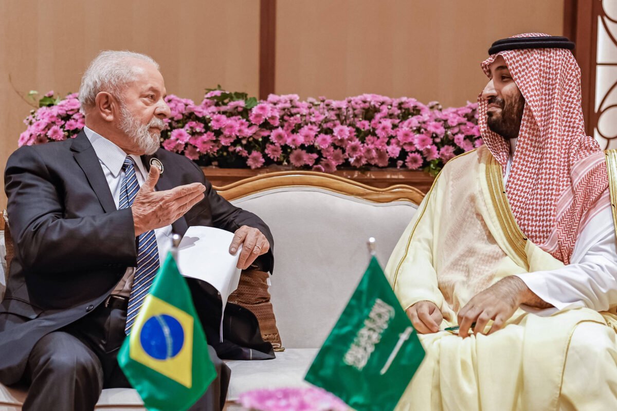 Lula se reúne com príncipe que deu joias a Bolsonaro