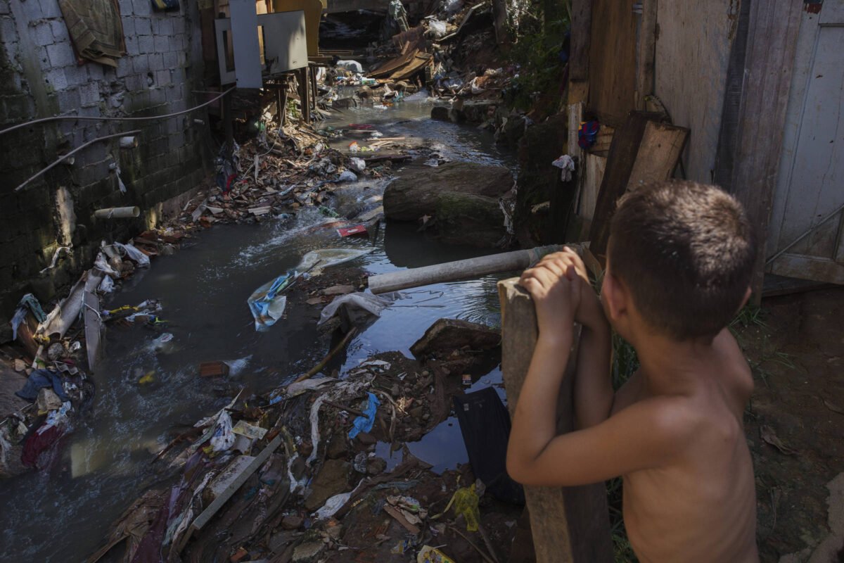 Mais de 330 milhões de crianças vivem na pobreza extrema