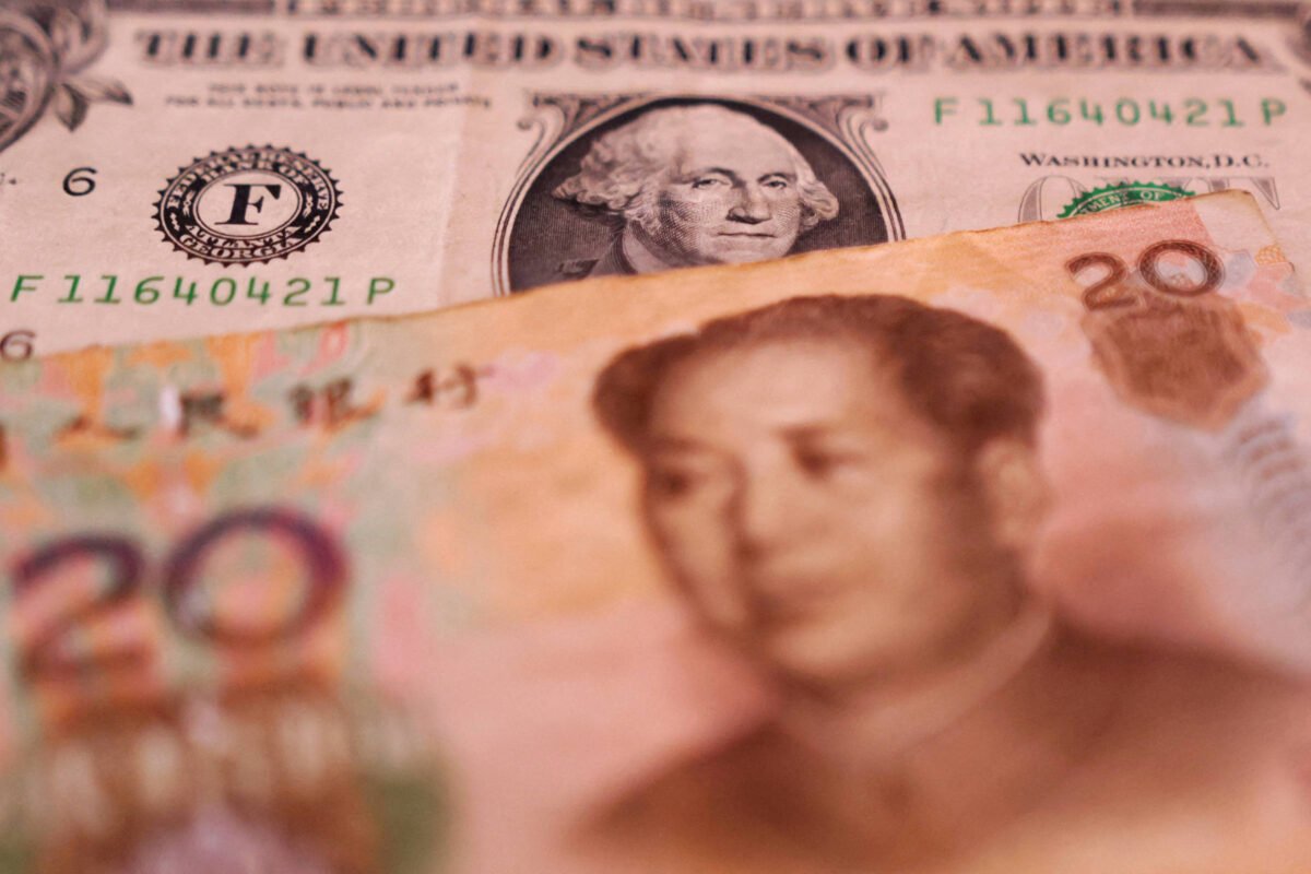 Moeda chinesa cai a mínima em 16 anos - 07/09/2023