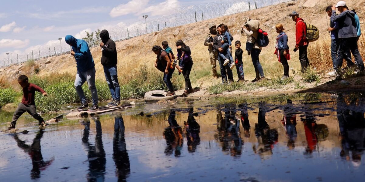 Número recorde de imigrantes segue em direção à fronteira dos