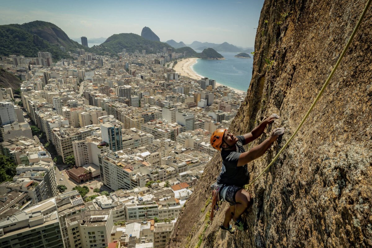 O americano que leva a escalada para as favelas do