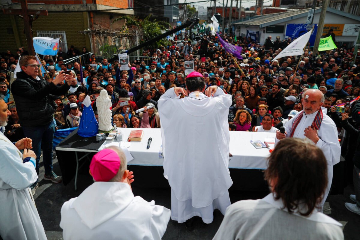 Padres argentinos defendem papa Francisco de Milei - 05/09/2023 -